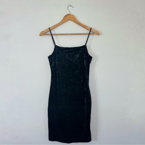 New Elodie Elegant Black Crushed Velvet Mini Cocktail Dress in Small - Picture 12 of 13